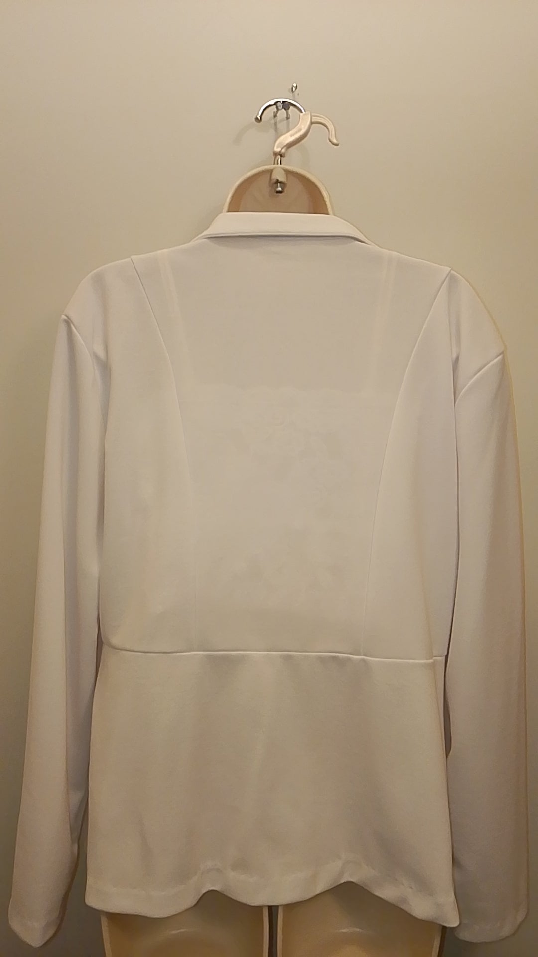 Model In Full Bloom Women's White Blazer & Padded camisole Top Set